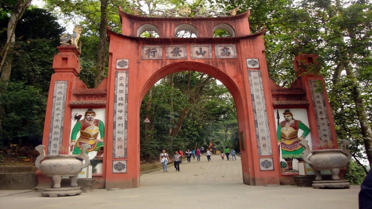 Tỉnh Phú Thọ nằm ở vị trí cửa ngõ phía Tây Bắc của Hà Nội