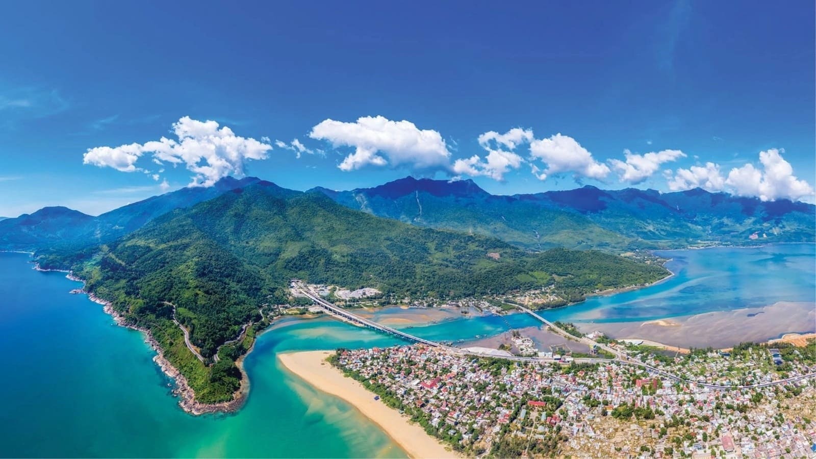 Thừa thiên Huế vừa có đồng bằng, vừa có núi lại vừa có biển