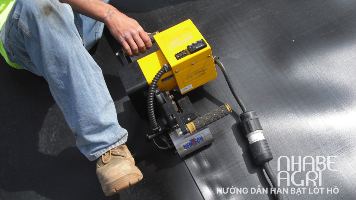 Xử lý các vấn đề thường gặp trong quá trình hàn bạt lót hồ: nếp nhăn, bong bóng và đường hàn không đồng đều 2 Hương dan han bat lot ho