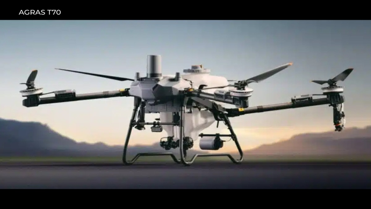 Máy bay nông nghiệp DJI T70 - Ứng dụng & thông số kỹ thuật 2 Công năng chính của máy bay T70 là phun thuốc chính xác, rải hạt đồng đều