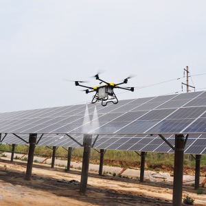 Máy bay rửa tấm pin năng lượng mặt trời 1