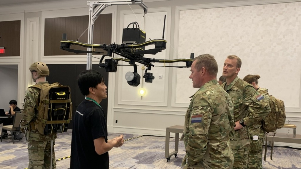 CEO RealTime Robotics Inc (RtR) - Ông Lương Việt Quốc giới thiệu với quân đội Mỹ về Drone Hera